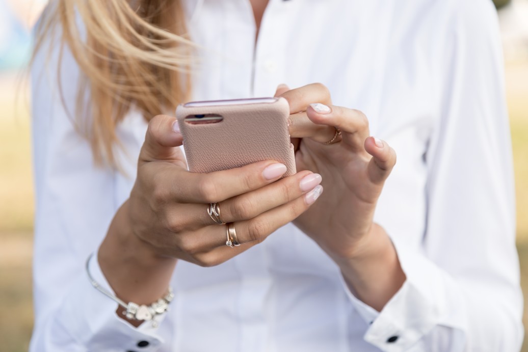 always-connected-young-person-female-woman-lifestyle-mobile-cellphone-outdoor-portrait-internet_t20_gonXx8